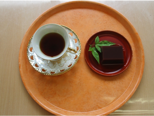 水ようかんに南天の葉を添えて提供しました。