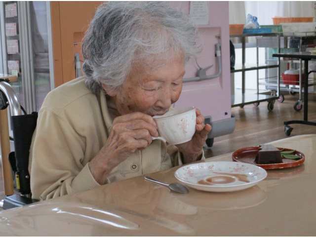 ゆっくり、くつろぎながら水ようかんとお好きなドリンクを召し上がっていました。