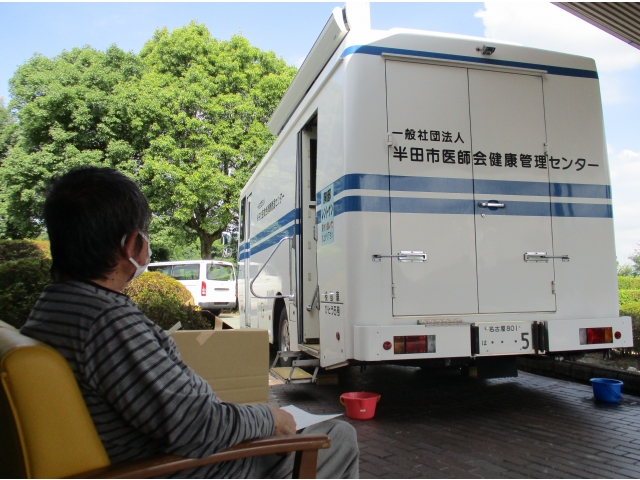 次の方はレントゲン車前ベンチで待機します