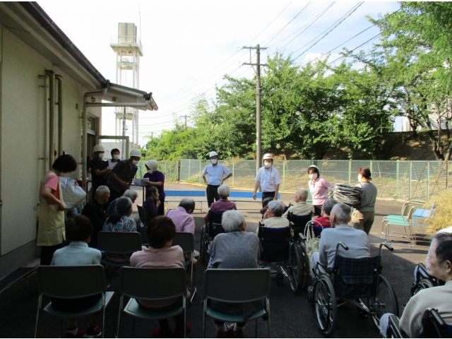 日陰に集まっていただき講評を聞きました