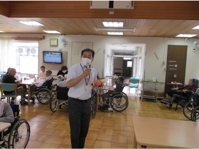 苑長から、８月生まれの方へ祝辞が送られました。