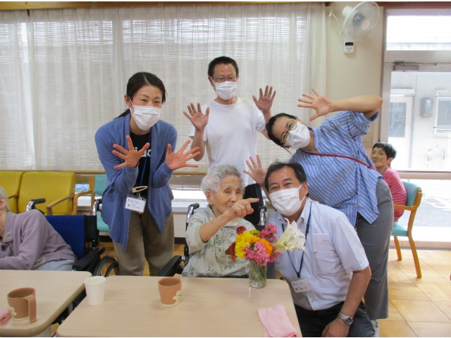 ご利用者様最高齢の方を、利用者様、職員でお祝いしました。