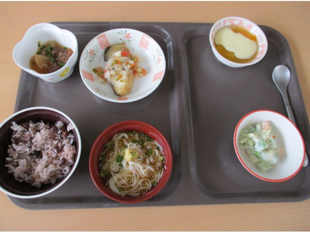 赤飯など、お祝いムード満点の食事でした。