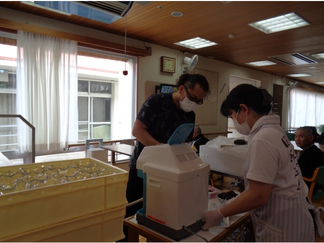 かき氷機で、美味しいかき氷を作りました。