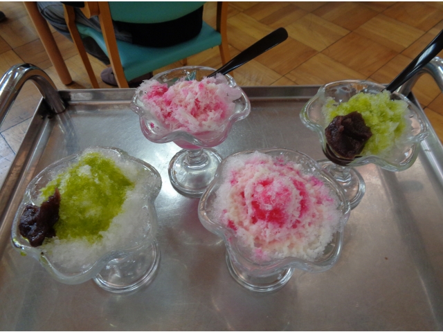 提供したいろいろな種類のかき氷です。