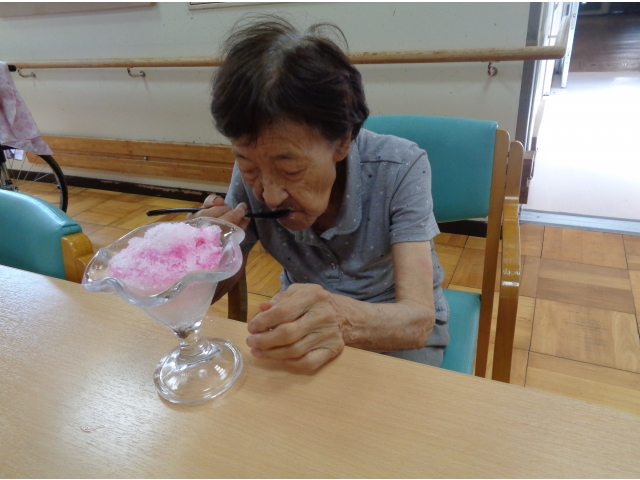 かき氷の冷たさに、驚いていました。