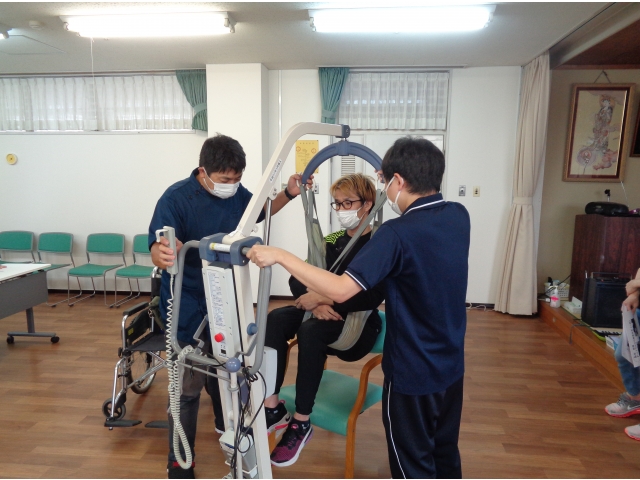 リフトを使って実際に移乗を行いました。