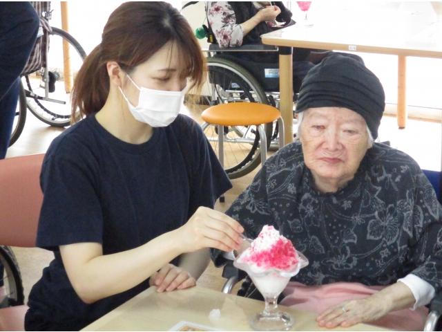 大きな器で、美味しいかき氷を提供しました。