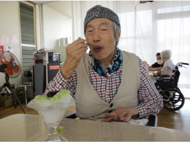 抹茶のかき氷を、美味しそうに召し上がっていました。