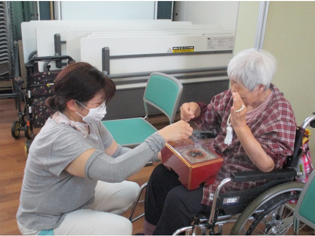 利用者様と職員が順番に、お焼香を行いました。