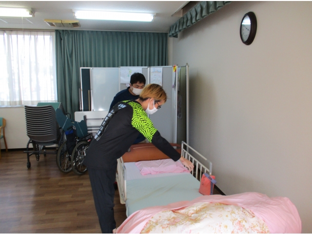 身体から離れたところの荷物を取る時は？→→→