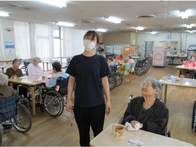 口腔体操の一環で、首の体操も行いました。