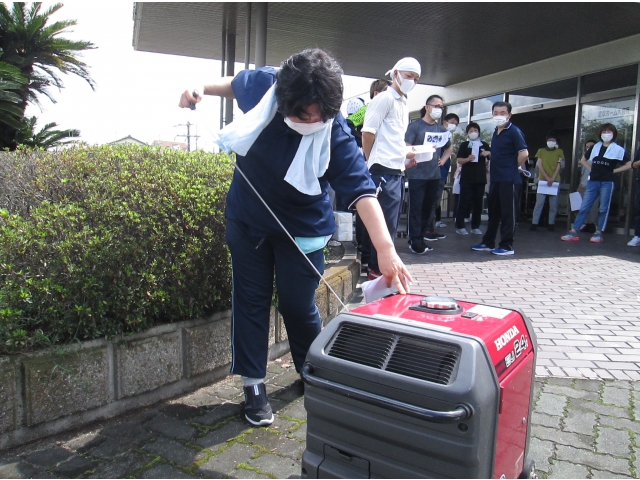 職員が交代で、発電機を作動させました。