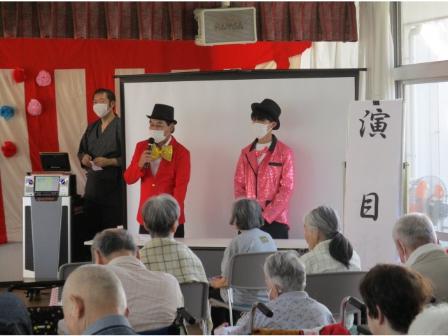 派手な衣装に身を包み、苑長と実習生が司会進行を行いました。