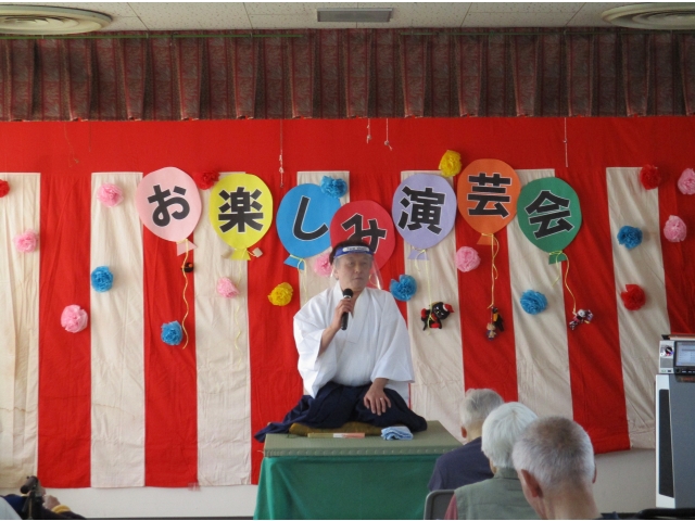 高座に上がって、職員による落語の披露がありました。