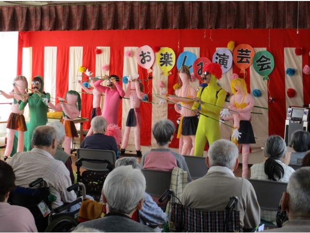 分身人形と一緒に職員が曲に合わせて踊りました。