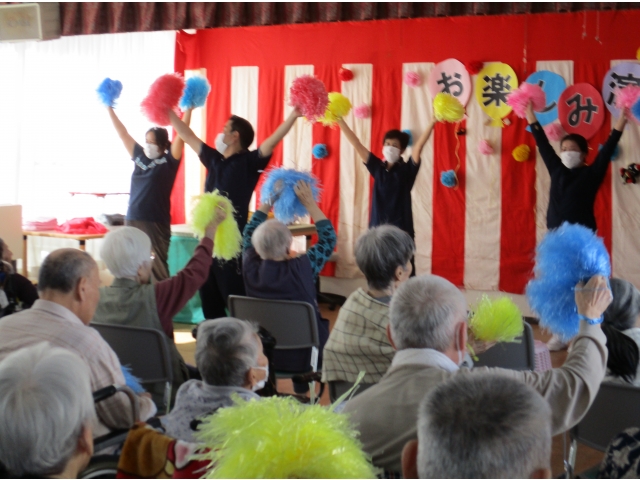 「青い山脈」など、手作りのボンボンを持ち皆で踊りました。