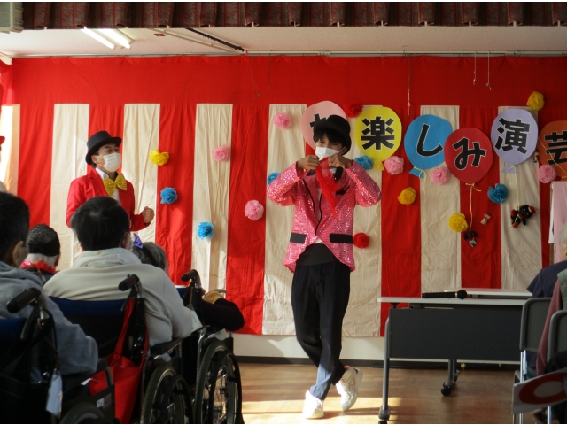 実習生によるマジックの披露がありました。