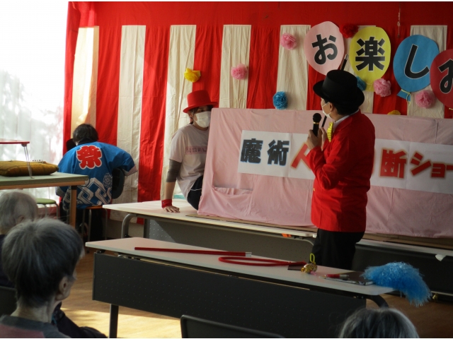 イリュージョンの箱に、女性職員が入ります。