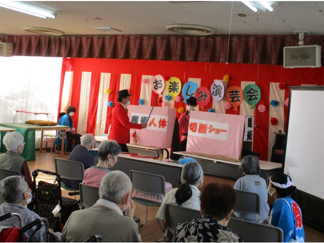 大きな刀で箱が真っ二つになりました。