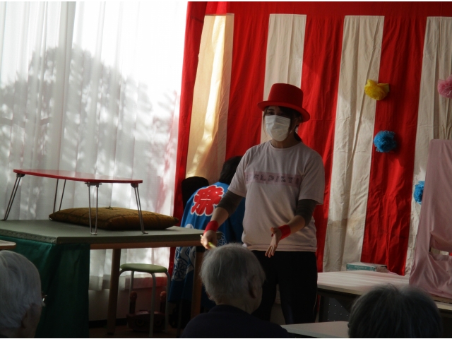 その後無事職員は箱から出て、マジックを披露しました。