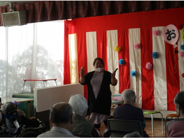 ゴスペルでは、自然と手拍子が始まり、歌声に聞きほれていました。