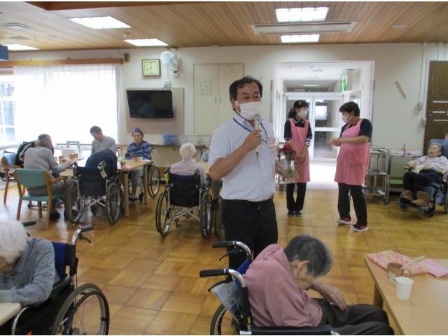 苑長より祝辞と、苑内に咲いていた花や南天の実などの紹介がありました。