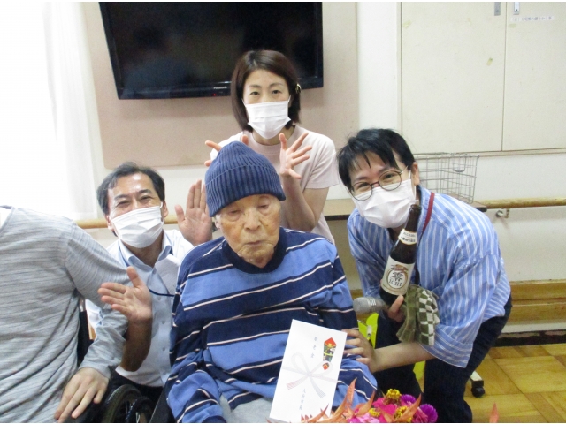 男性最高齢の方も、お誕生日と敬老のお祝いがありました。