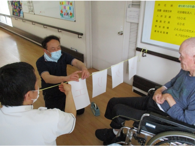 当日の飾り付けも利用者と一緒に行いました。