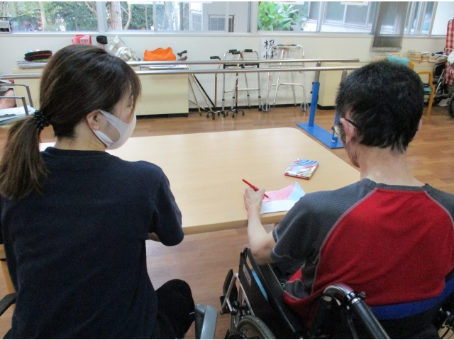 万国旗も利用者が色を塗って手作りで作成しました。