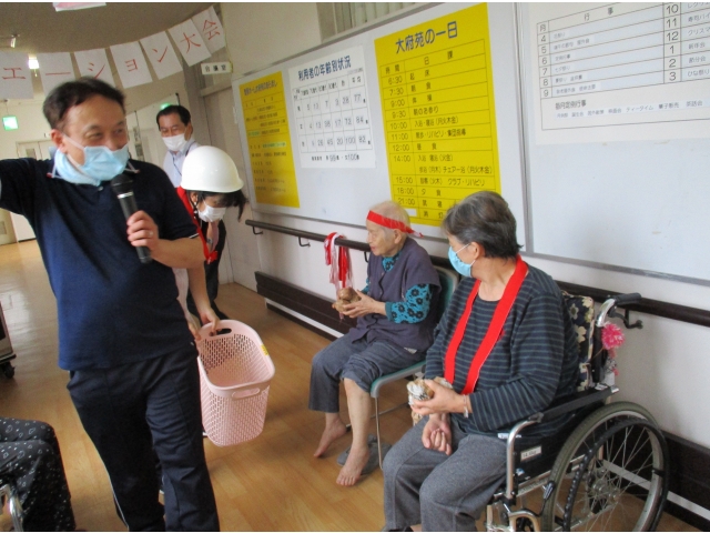 担当職員の司会進行で、レクリエーション大会が始まりました。