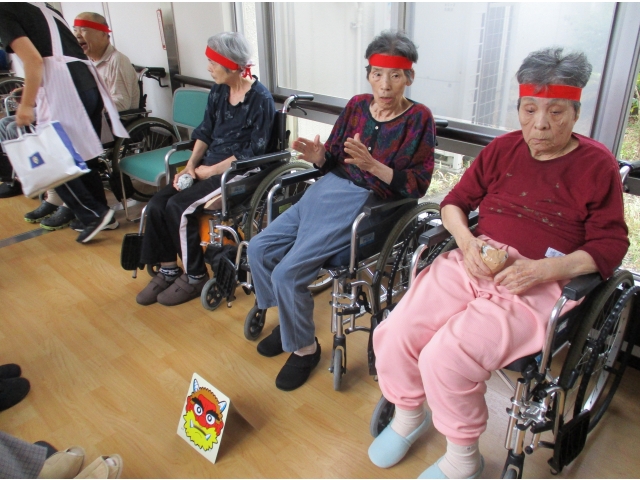 鬼の面の的めがけて、玉を投げる練習をしました。