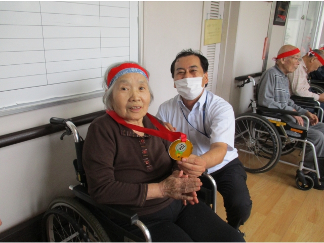 金メダルを首にかけて記念撮影です。