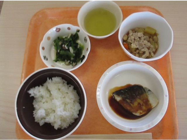 麺類とご飯の選択食「鯖の味噌だれかけ」