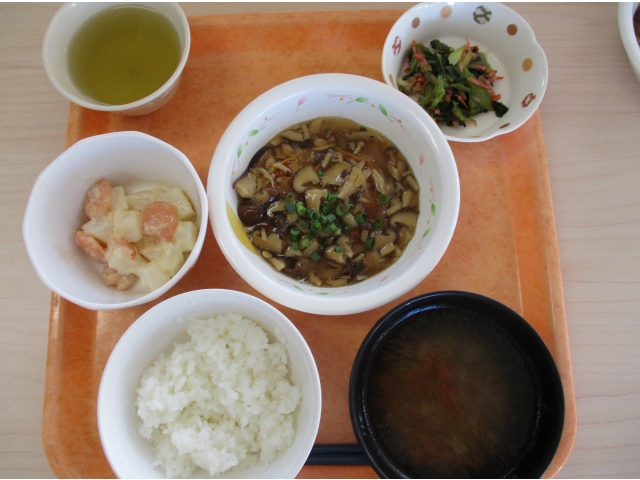主菜の選択食「豆腐のきのこあんかけ」
