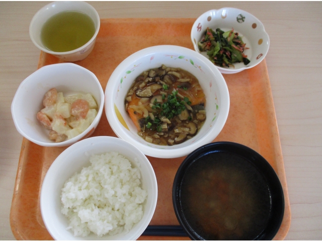 主菜の選択食「鮭のきのこあんかけ」