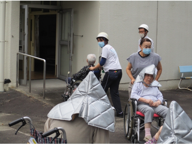 西II棟の突き当りから外の避難場所まで避難しました。