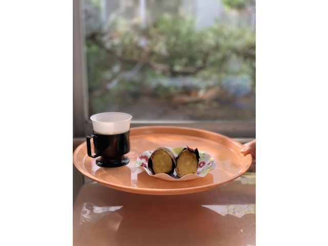 お皿に盛り付け、お好きな飲み物と一緒に提供しました。