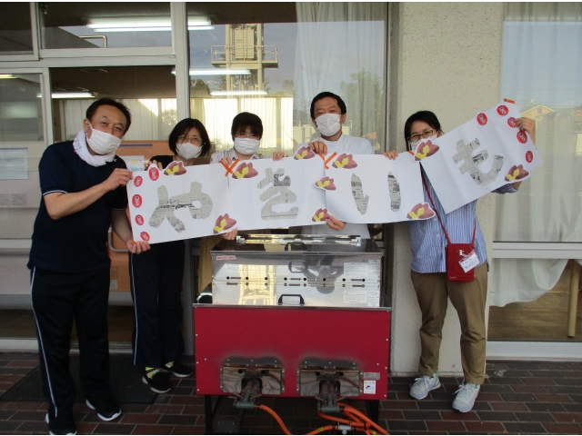 石焼き芋機と一緒に記念撮影です。