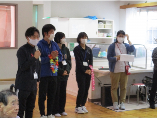 相談員の司会進行で、誕生者の紹介がありました。