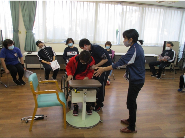 実際に職員が利用者役、介助者役に分かれ使用してみました。