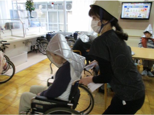 防災頭巾を被り、避難誘導をしました。