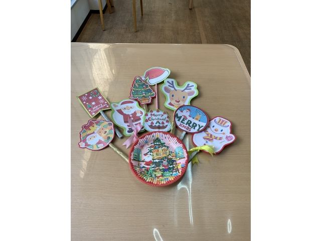可愛い紙皿とフォトプロップスでクリスマスを演出しました。