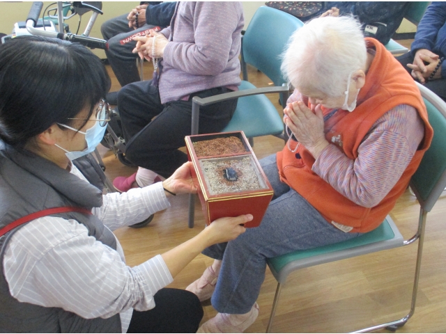 利用者様が順番にお焼香を行いました。