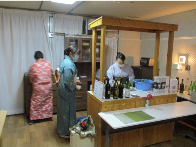 艶やかな着物に着替えた職員が、開店準備をしています。