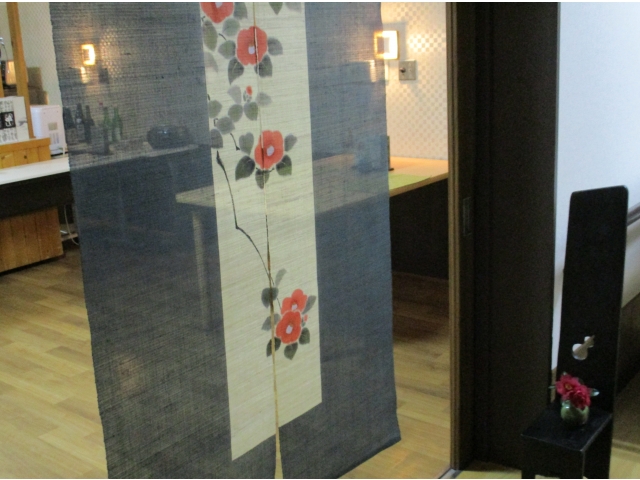 入り口には、新調された暖簾と山茶花の花でお出迎えしました。