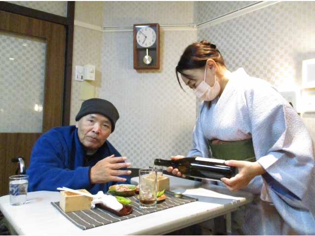 レトロな時計があり落ち着いた雰囲気の中、楽しまれていました。