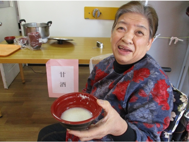 おみくじを引いた後、甘酒を楽しまれました。