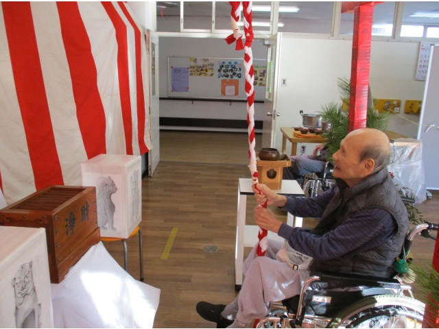 鳥居をくぐり、お賽銭を投げた後、手を合わせてお参りしました。