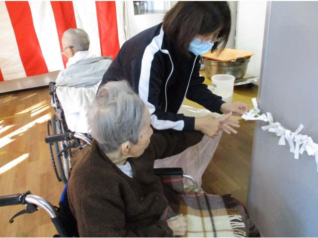 おみくじを引いた後、願い事が叶うように紐に結びました。